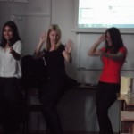 Aliea z Egiptu pokazuje uczniom taniec brzucha